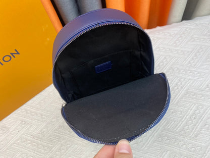 Louis Vuitton このパイロット ショルダー バッグは、クラシックなテイクオフ バックパックのデザインを参考にしています M23736 M23765