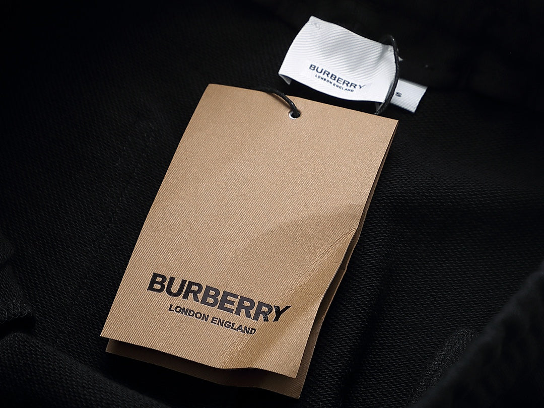 【Burberry 公式 旗艦店】24FW ラミネートロゴパンツ