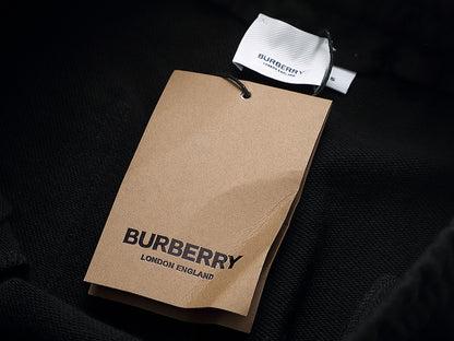 【Burberry 公式 旗艦店】24FW ラミネートロゴパンツ