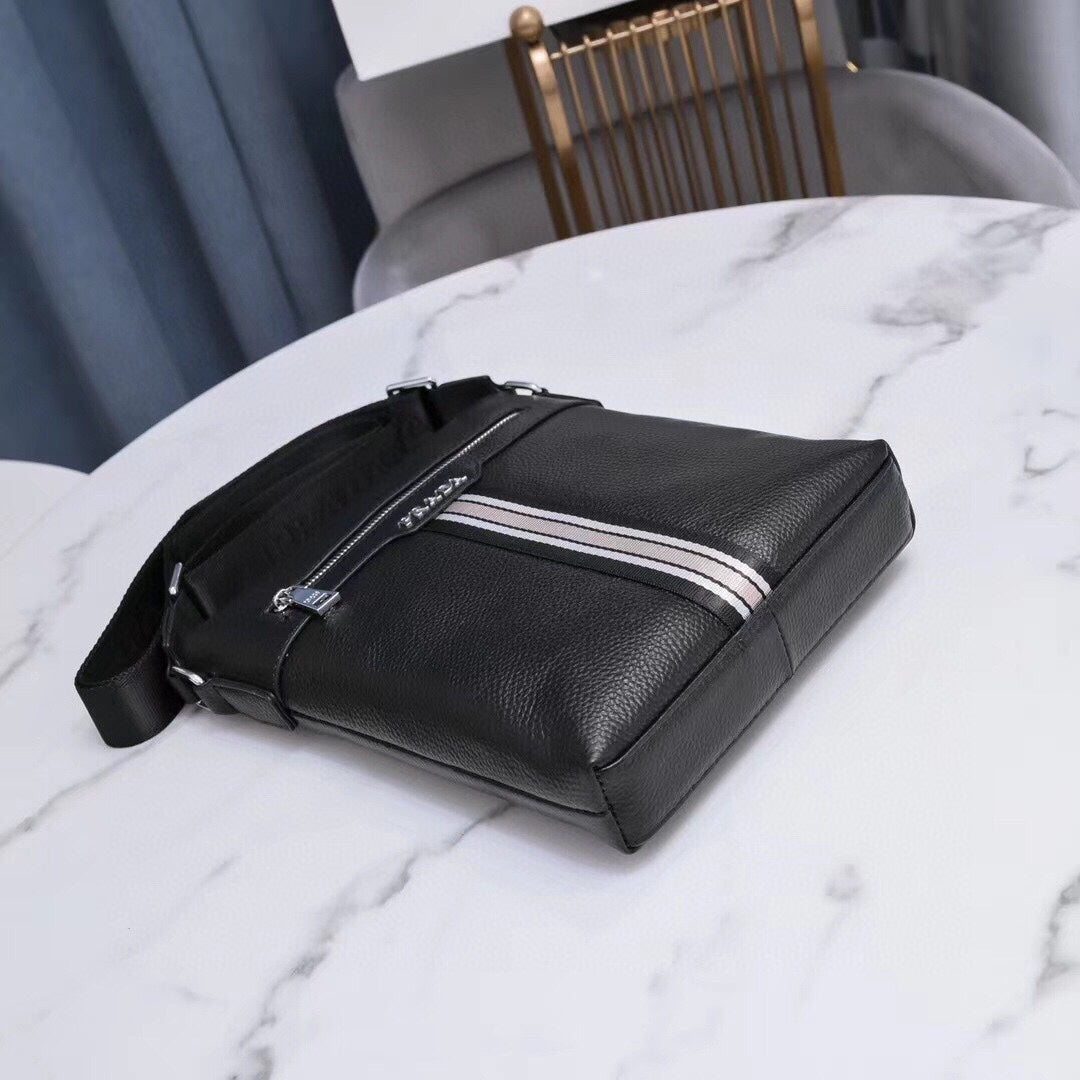 【PRADA 公式 旗艦店】プラダ ショルダーバッグ 当日出荷 好評に付き再入荷！23*27*5CM