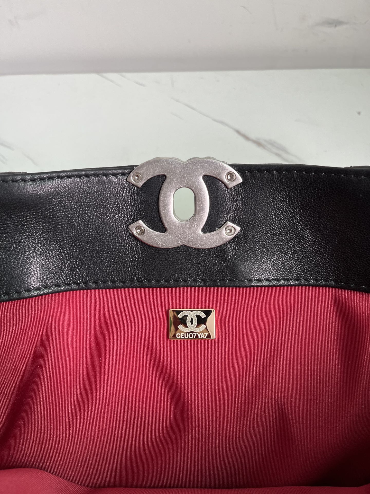 CHANEL 19 SHOPPING BAG 3519