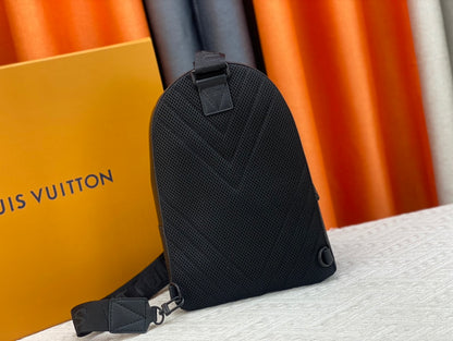 Louis Vuitton このパイロット ショルダー バッグは、クラシックなテイクオフ バックパックのデザインを参考にしています M23736 M23765