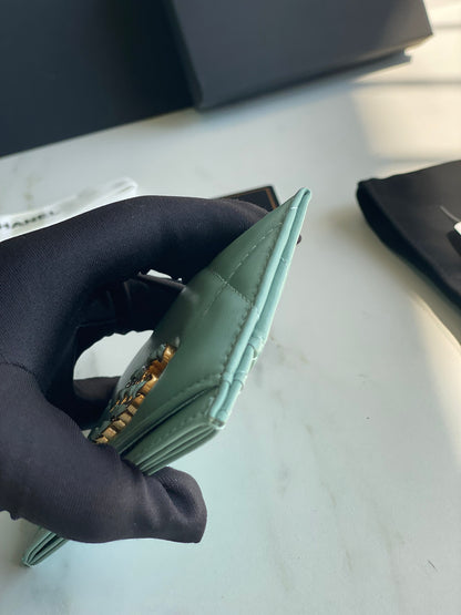 CHANEL 19 CARD HOLDER AP1167