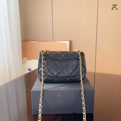 CHANEL (シャネル)メッセンジャーバッグ 20*7*15cm