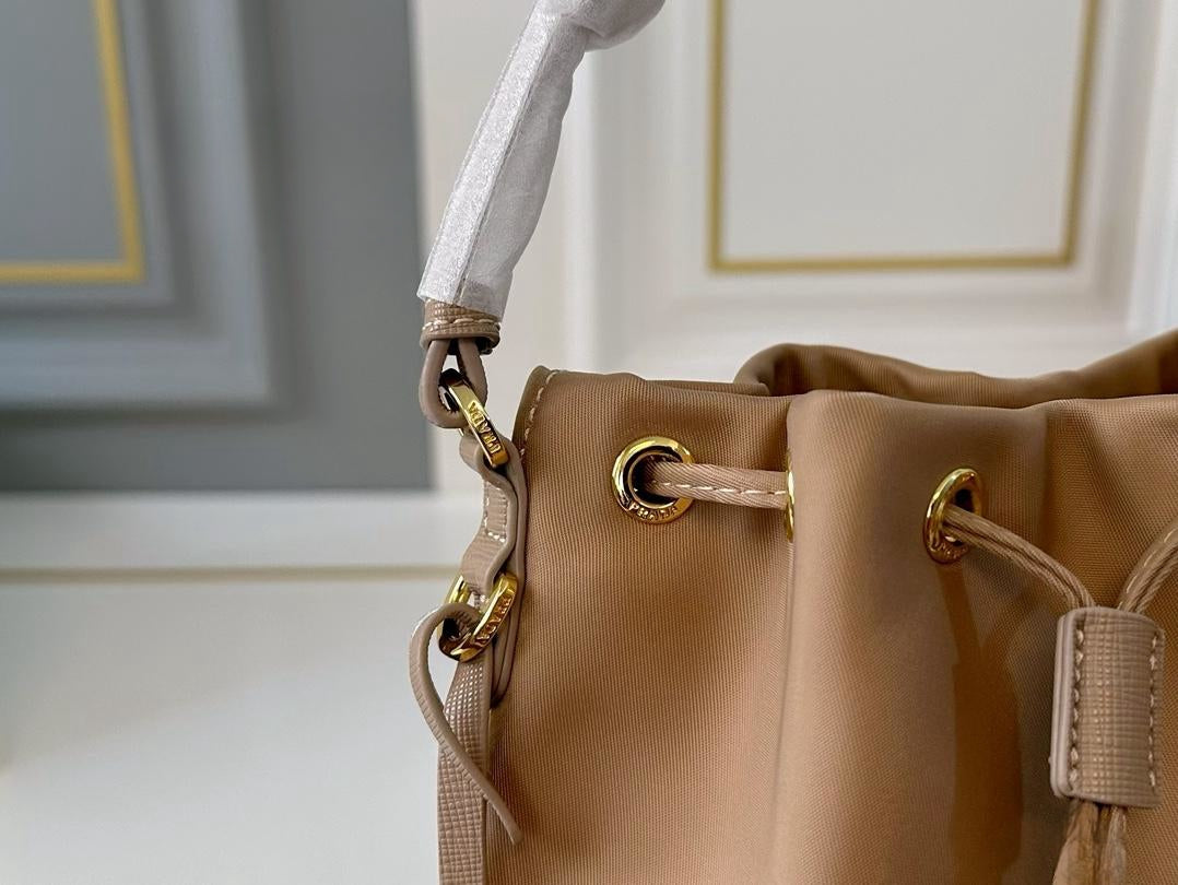 【PRADA 公式 旗艦店】プラダ ハンドバッグ 当日出荷 好評に付き再入荷！16*19CM 240719