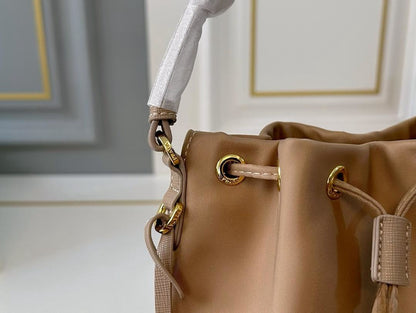 【PRADA 公式 旗艦店】プラダ ハンドバッグ 当日出荷 好評に付き再入荷！16*19CM 240719