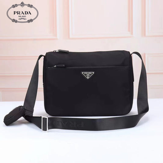 【PRADA 公式 旗艦店】プラダ 斜めがけバッグ 当日出荷 好評に付き再入荷！30*24*9CM