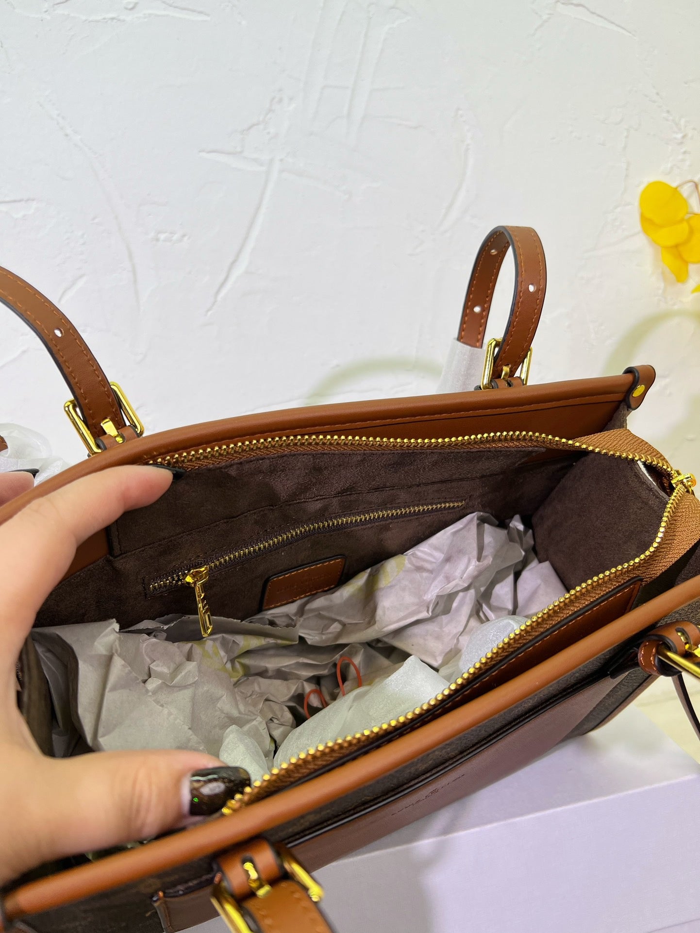 【L&V】ショルダーバッグは斜め掛けも可能