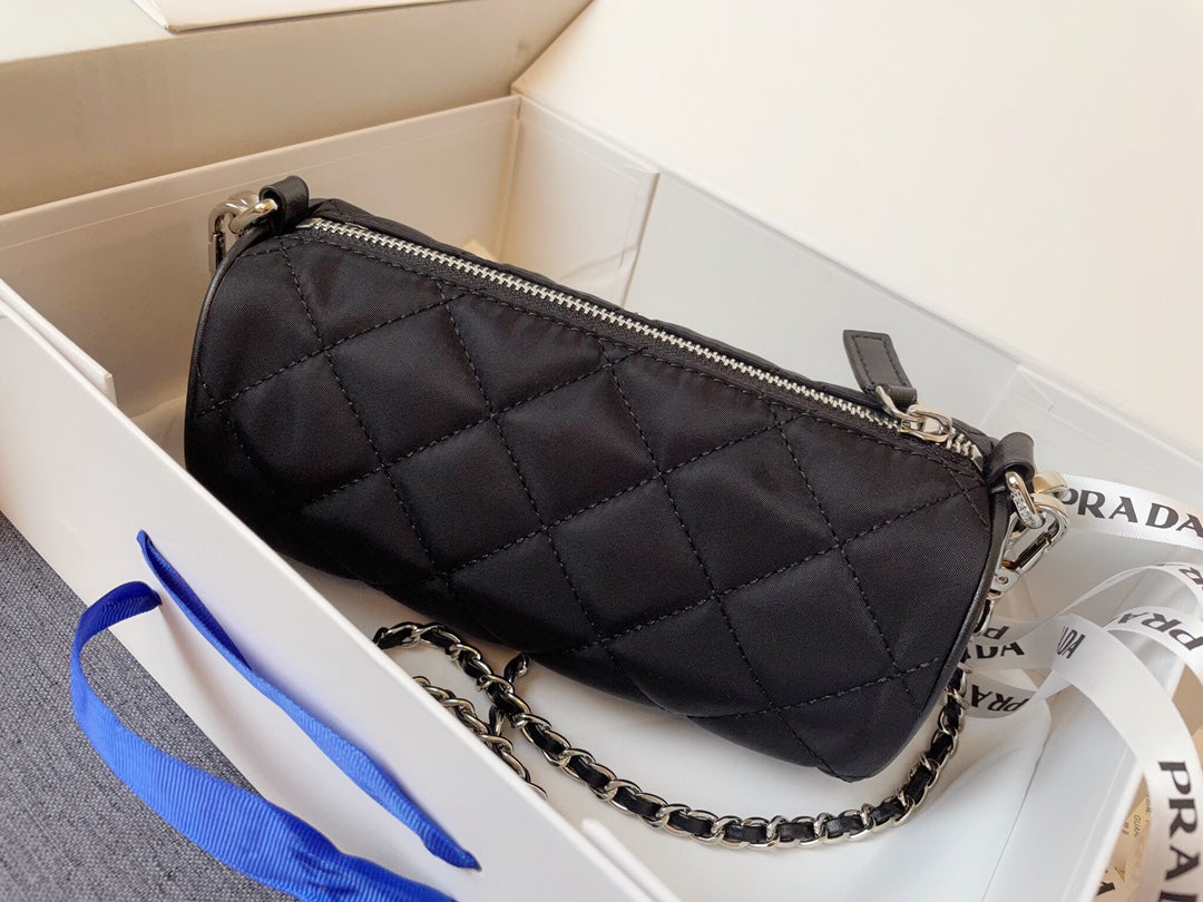 【PRADA 公式旗艦店】プラダ 斜めがけバッグ 当日出荷 好評に付き再入荷！21*11CM