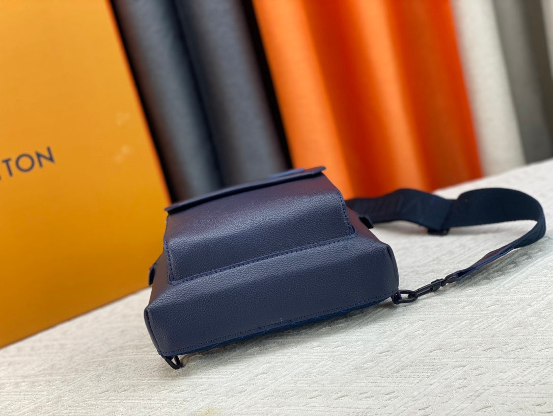 Louis Vuitton このパイロット ショルダー バッグは、クラシックなテイクオフ バックパックのデザインを参考にしています M23736 M23765