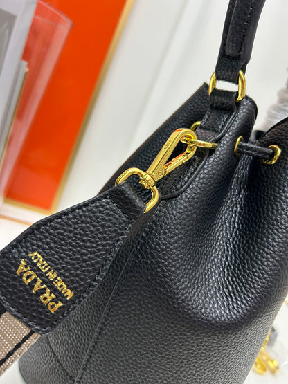 【PRADA 公式旗艦店】プラダ ハンドバッグ 当日出荷 好評に付き再入荷！21*25*15CM