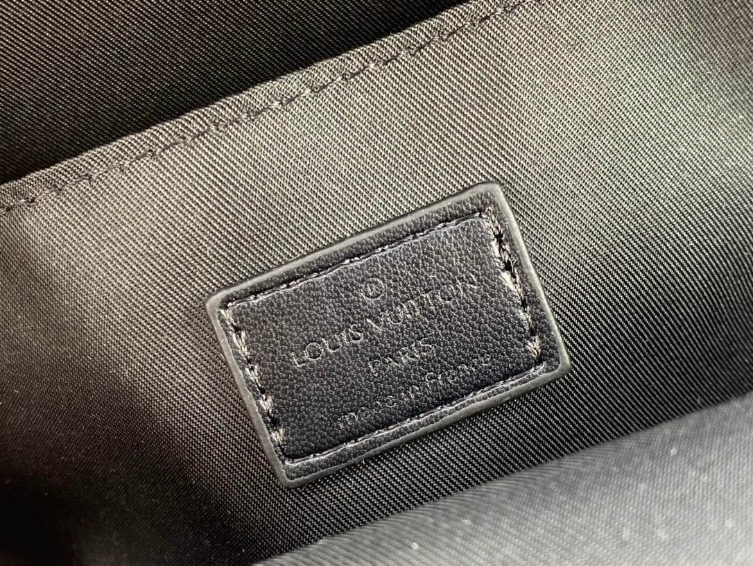 Louis Vuitton このパイロット ショルダー バッグは、クラシックなテイクオフ バックパックのデザインを参考にしています M23736 M23765