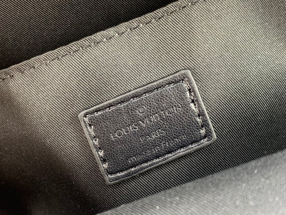 Louis Vuitton このパイロット ショルダー バッグは、クラシックなテイクオフ バックパックのデザインを参考にしています M23736 M23765